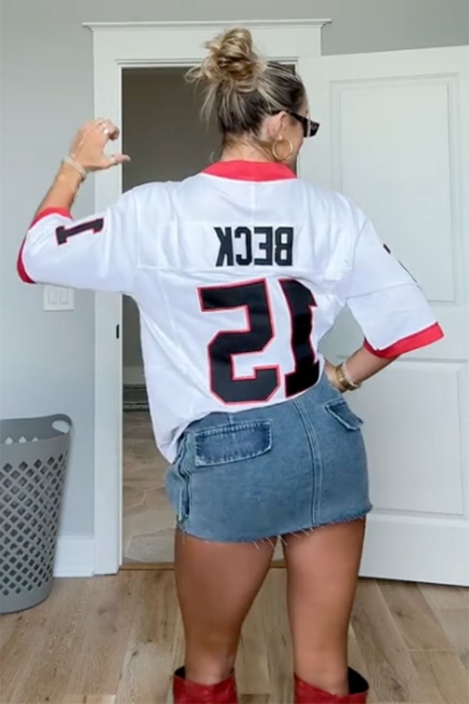 Hanna Cavinder models her boyfriend Carson Beck's nO. 15 Georgia jersey before the Bulldogs beat Auburn on Oct. 5, 2024.