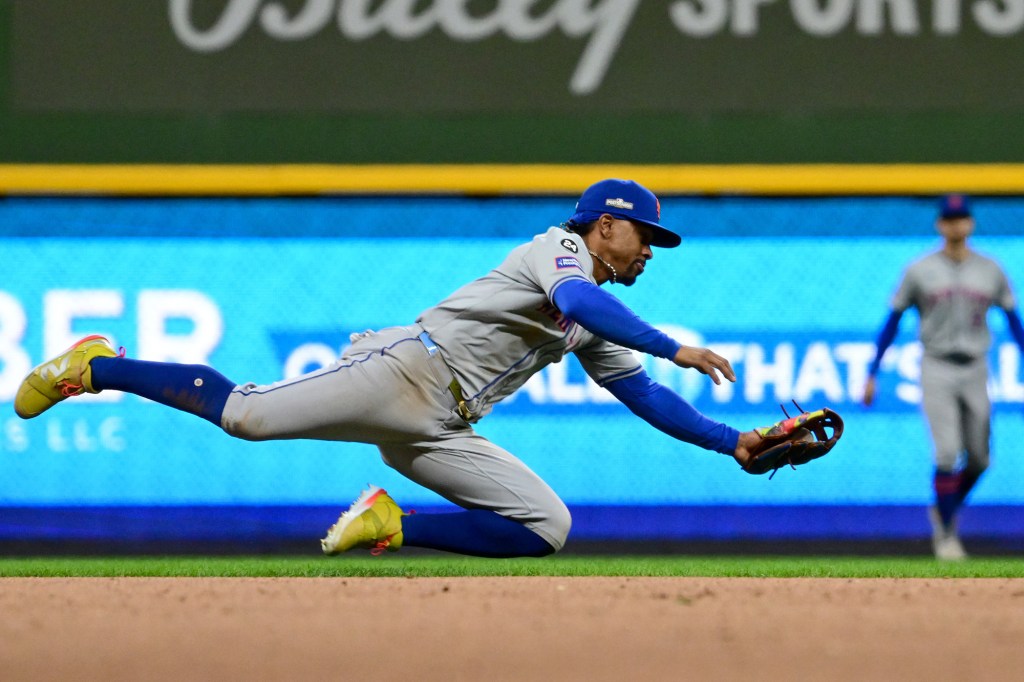 Francisco Lindor makes a play for the Mets during Game 2 against the Brewers on Oct. 2.