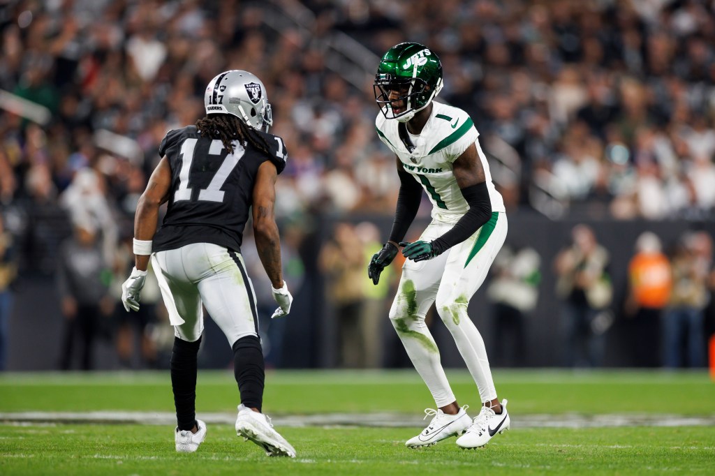 Jets cornerback Sauce Gardner (1) defends in coverage against Davante Adams #17