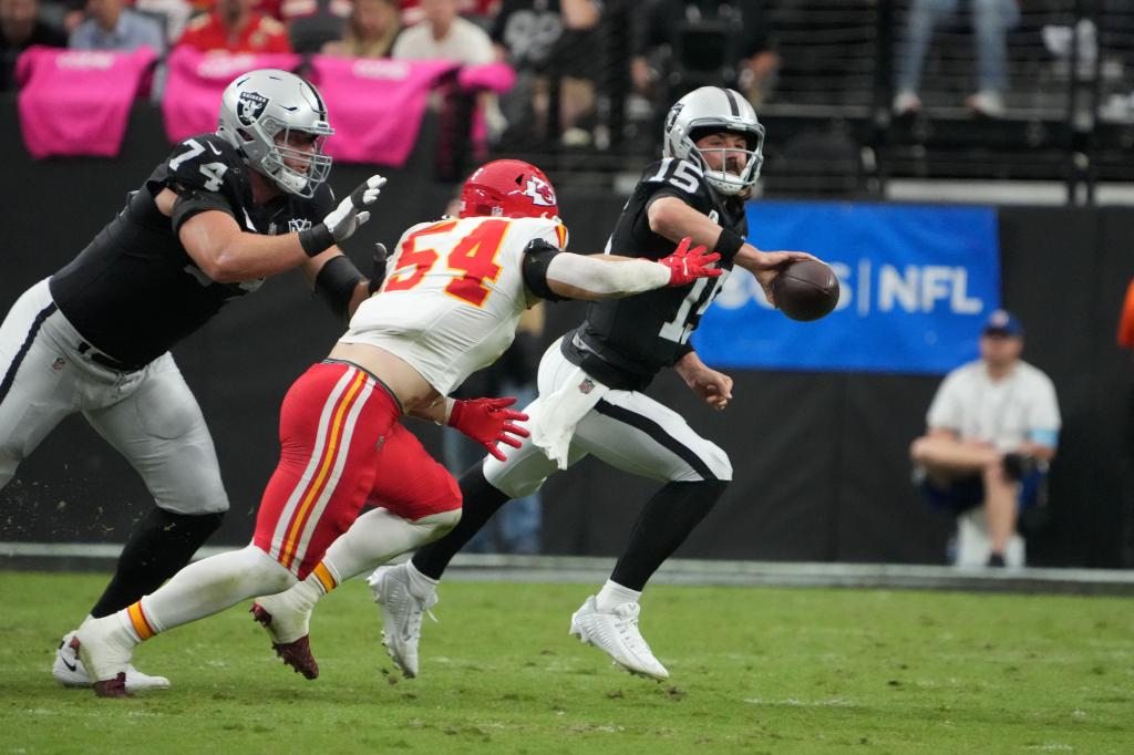 Las Vegas Raiders quarterback Gardner Minshew (15) throws the ball against Kansas City Chiefs linebacker Leo Chenal (54) in the first half at Allegiant Stadium.