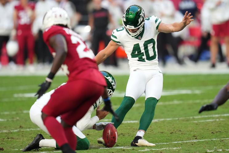 Spencer Shrader attempts a field goal during the Jets' loss to the Cardinals.