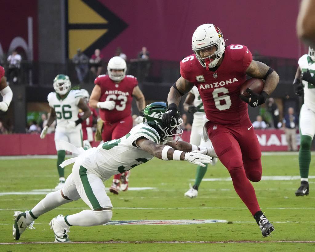 Arizona Cardinals running back James Conner (6) breaks a tackle by New York Jets safety Jalen Mills (35) after a catch during the first quarter at State Farm Stadium in Glendale on Nov. 10, 2024.