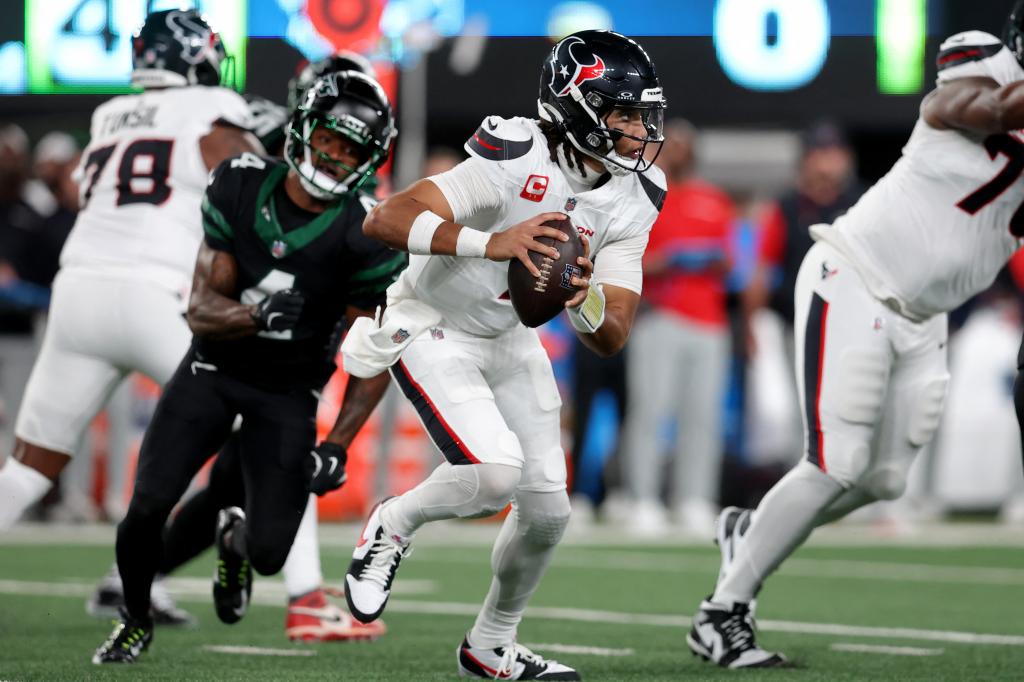 D.J. Reed chases C.J. Stroud during the Jets’ game against the Texans on Oct. 31.