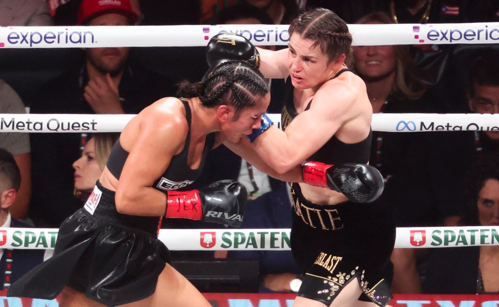 Amanda Serrano (red gloves) fights Katie Taylor(blue gloves) at AT&T Stadium. 