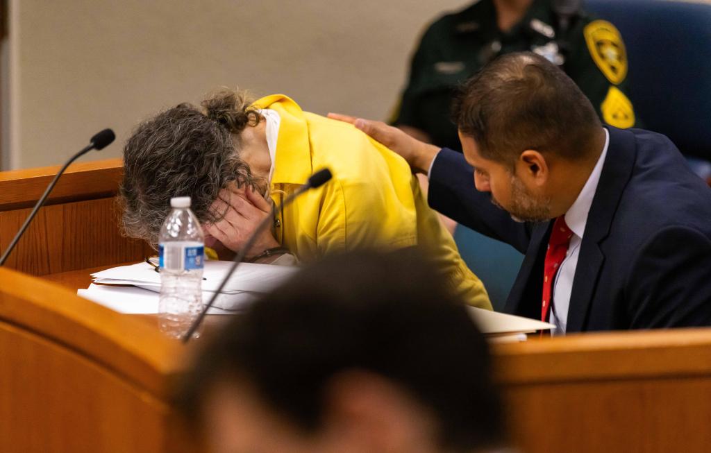 Susan Lorincz breaks down in tears after addressing the court and reading a statement Monday in her sentencing hearing.