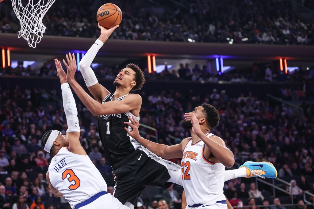 Spurs center Victor Wembanyama (1) shoots over the Knicks' Josh Hart (3) on Dec. 25, 2024.