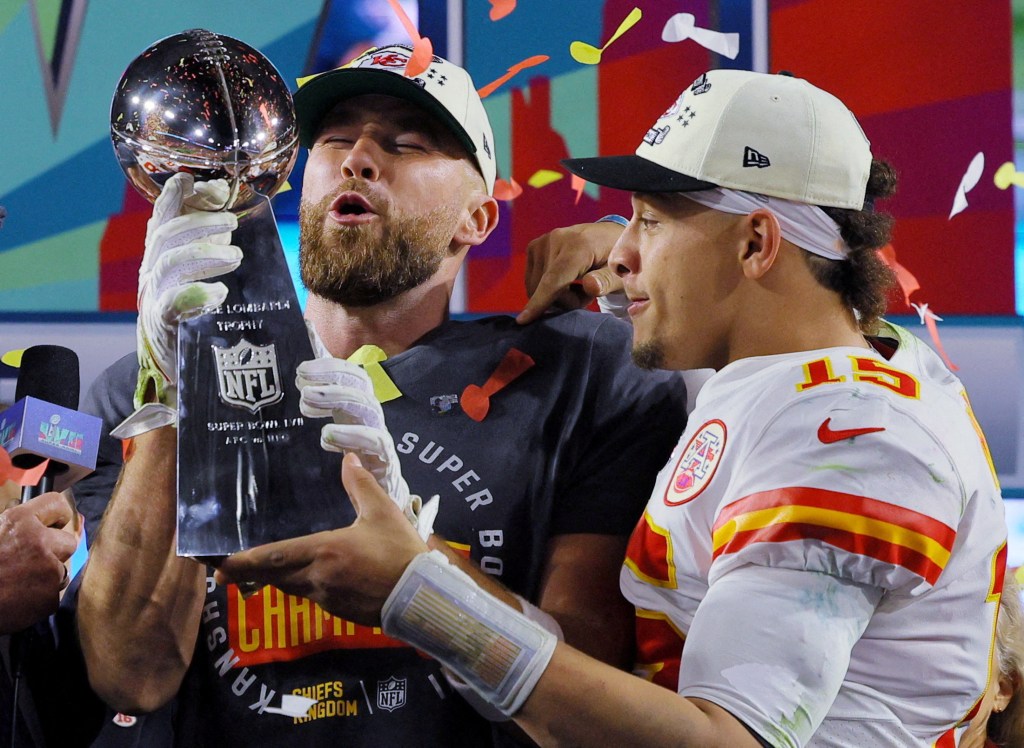 The tight end (l.) has won three Super Bowls as a member of the Chiefs.