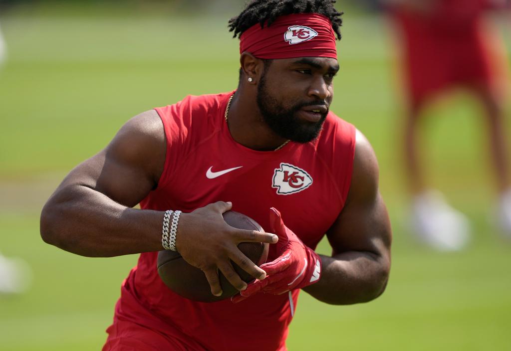 Clyde Edwards-Helaire #25 of the Kansas City Chiefs warming up before a game against the San Francisco 49ers at Levi's Stadium