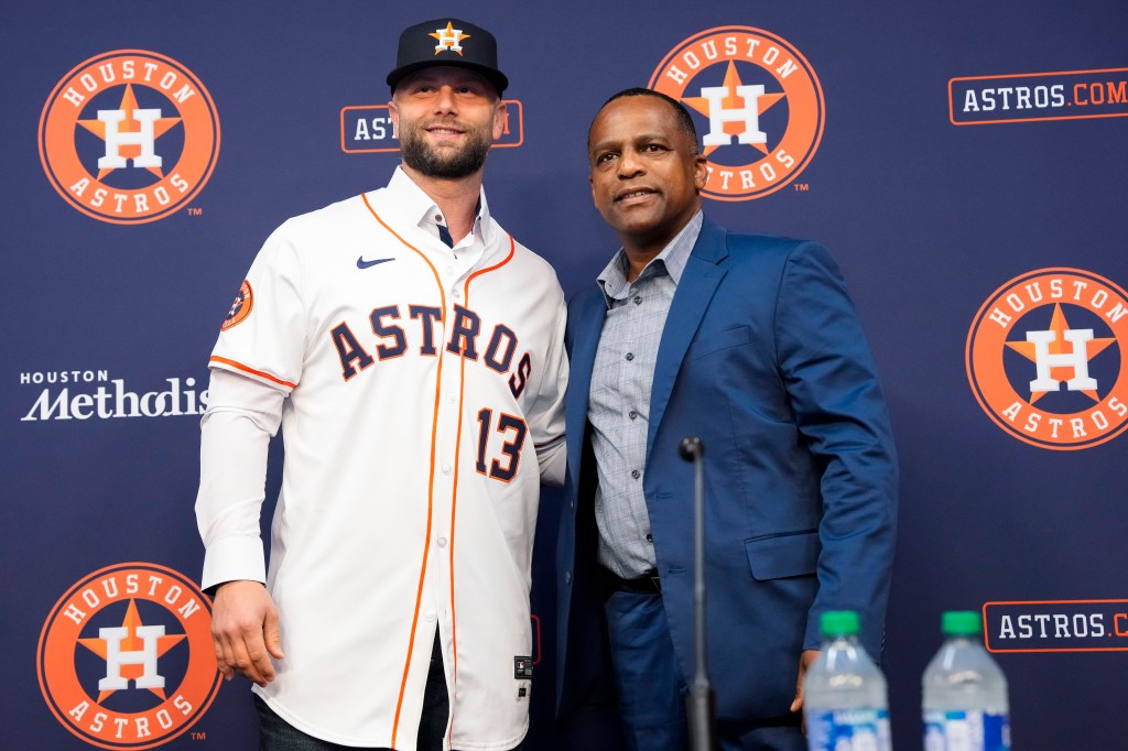 Astros GM Dana Brown (r.) with new first baseman Christian Walker during a press conference on Dec. 23, 2024.