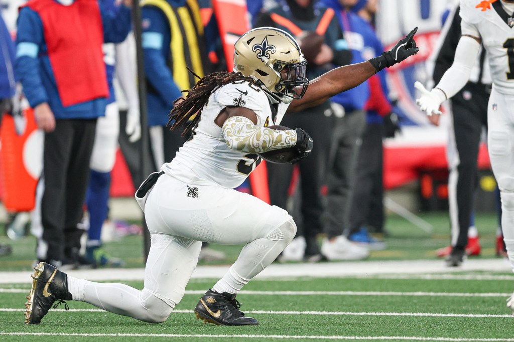 Saints linebacker Demario Davis (56) celebrates his interception during the second half against the New York Giants