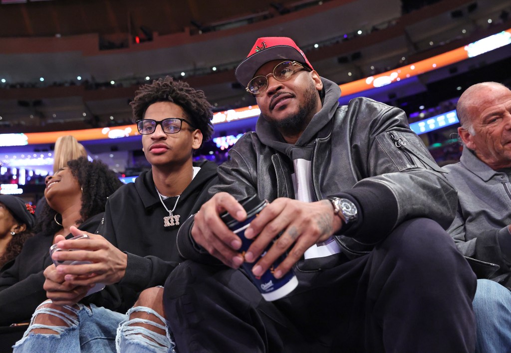 Carmelo Anthony (r.) and son Kiyan (l.) take in the Knicks-Spurs game at MSG on Dec. 25, 2024.