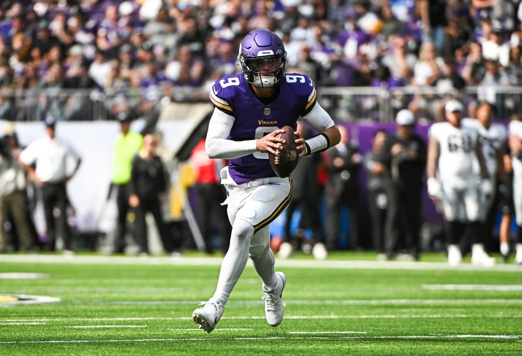 J.J. McCarthy runs with the ball during the Vikings-Raiders preseason game on Aug. 10, 2024.