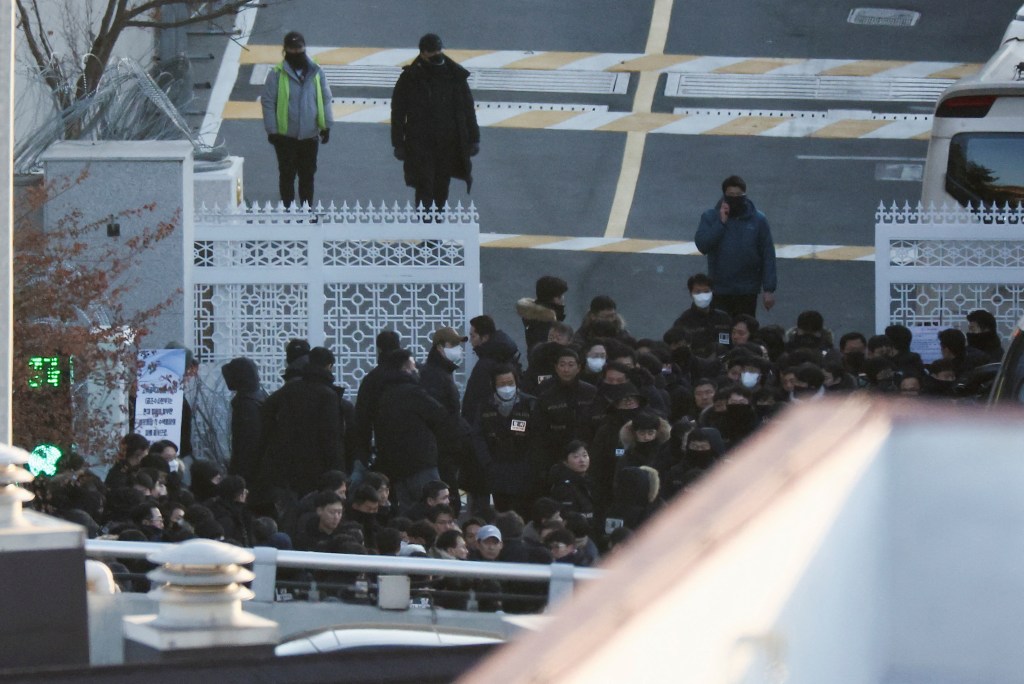 Police officers and corruption investigators gather at the residence of impeached President Yoon Suk Yeol in Seoul, South Korea, poised to execute an arrest warrant