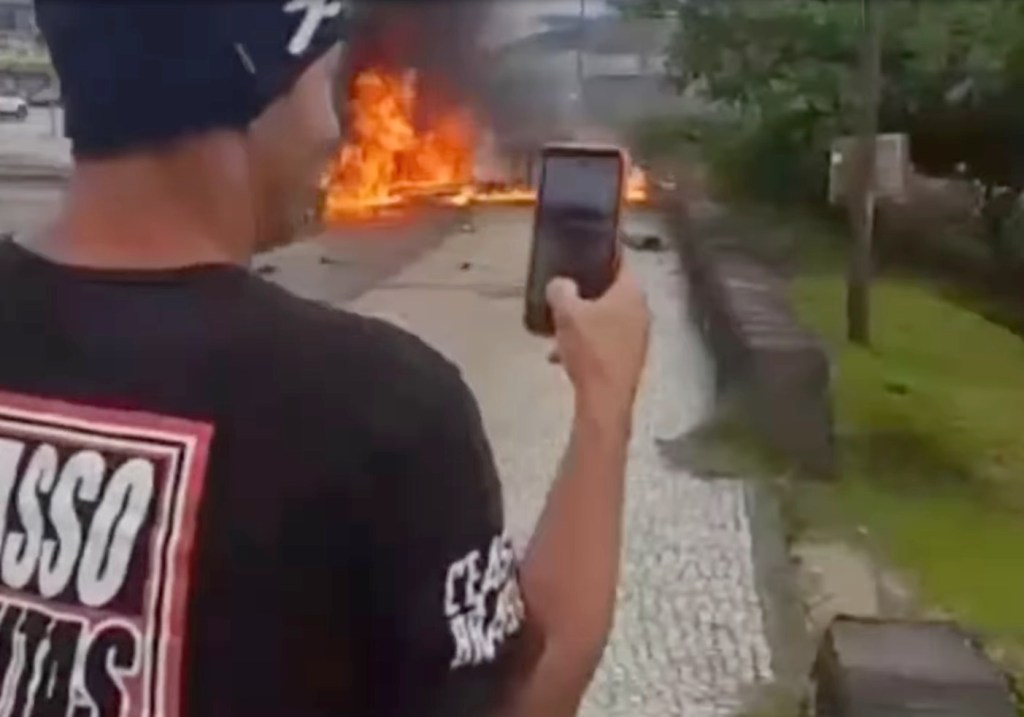 A person filming the crash in Ubatuba.