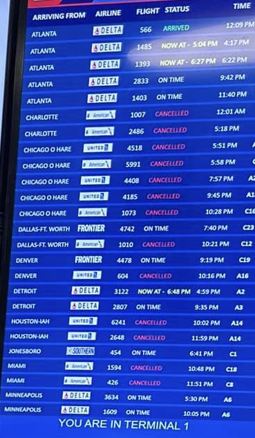 Screen displaying a severe snowstorm news update causing massive flight cancellations and delays across the US