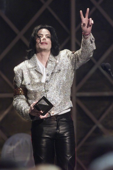 LOS ANGELES, UNITED STATES: US pop singer Michael Jackson salutes the audience after recieving the Artist of the Century Award during the 29th Annual American Music Awards at the Shrine Auditorium in Los Angeles 09 January 2002. AFP PHOTO/Hector MATA (Photo credit should read HECTOR MATA/AFP/Getty Images)