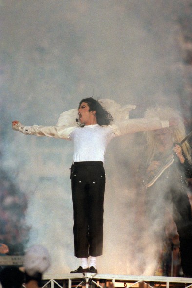 PASADENA, CA - JANUARY 31: Michael Jackson performs during the Halftime show as the Dallas Cowboys take on the Buffalo Bills in Super Bowl XXVII at Rose Bowl on January 31, 1993 in Pasadena, California. The Cowboys won 52-17. (Photo by George Rose/Getty Images)