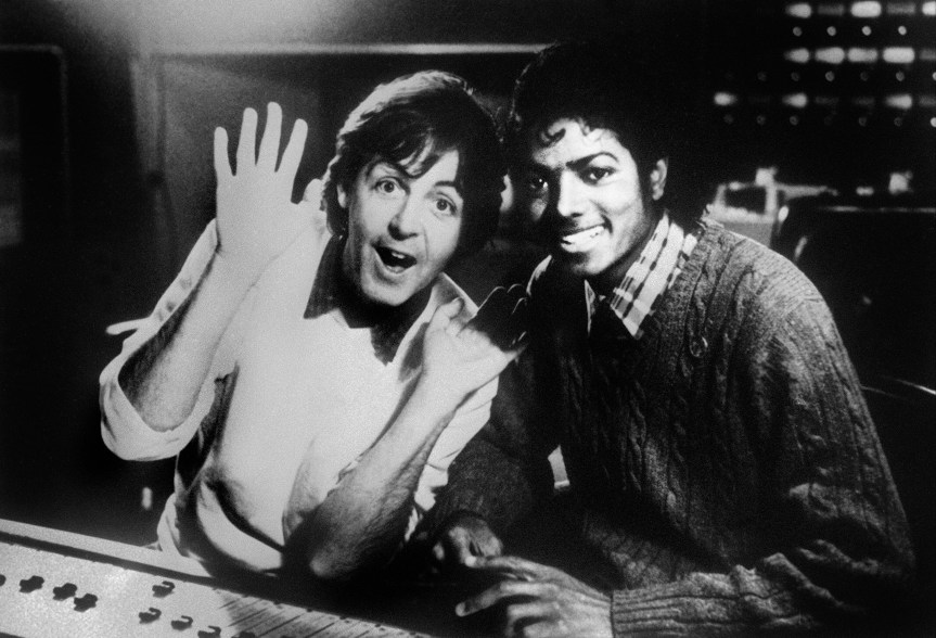 (FILES) Photo dated on December 19, 1983 shows British singer Paul McCartney and US pop star Michael Jackson (R). Michael Jackson died on June 25, 2009 after suffering a cardiac arrest, sending shockwaves sweeping across the world and tributes pouring for the tortured music icon revered as the "King of Pop." AFP PHOTO (Photo credit should read -/AFP/Getty Images)