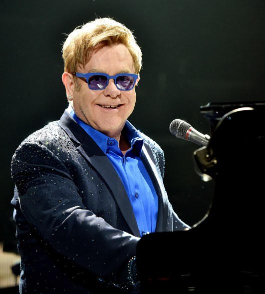 Elton John was born as Reginald Kenneth Dwight .