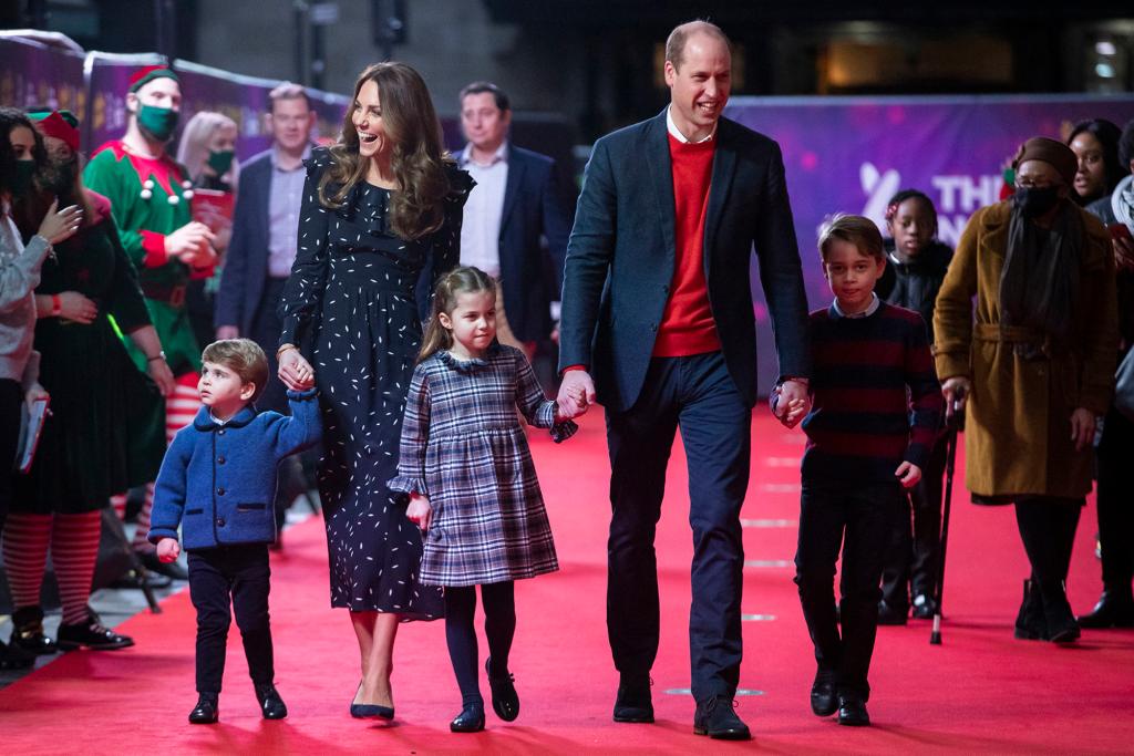 (From left) Prince Louis, Kate Middleton, Princess Charlotte, Prince William, and Prince George step out in December 2020.