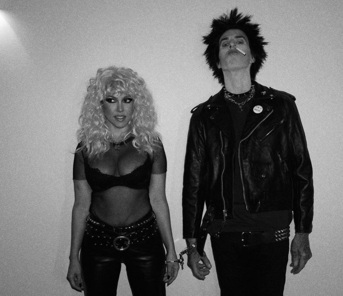 Kourtney Kardashian and Travis Barker handcuffed to one another in their Sid and Nancy 2021 Halloween costumes