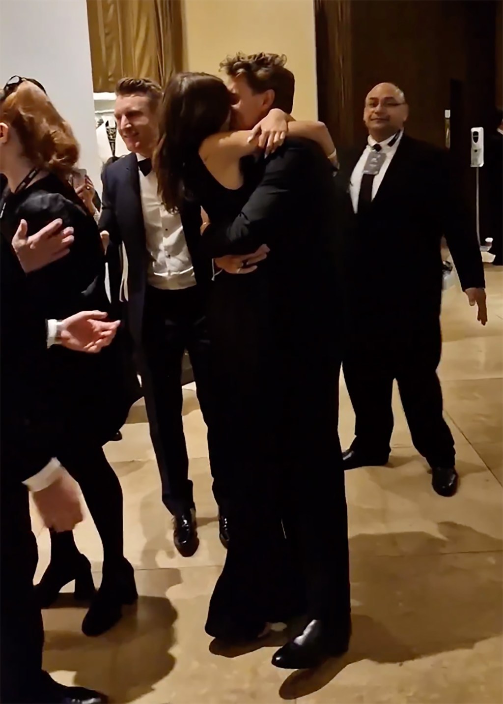 Austin Butler and Kaia Gerber kissing backstage at the Golden Globes.