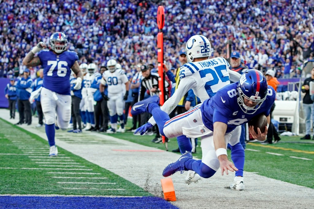 New York Giants quarterback Daniel Jones scoring a touchdown.