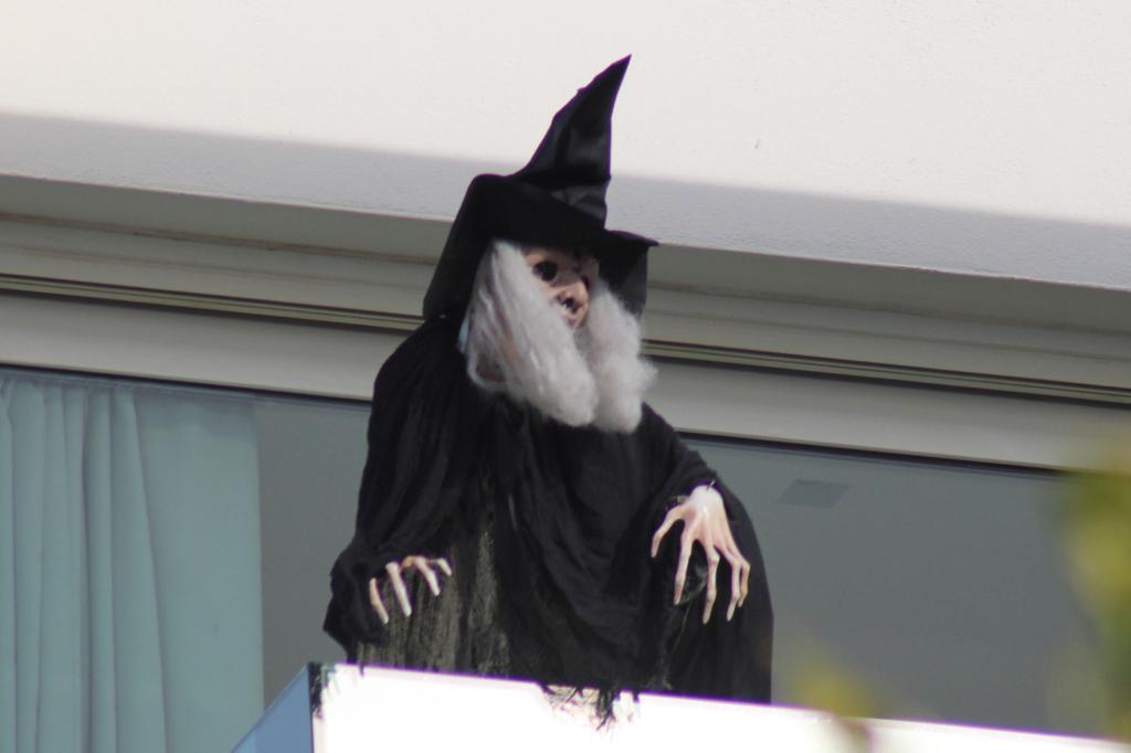 Shakira has placed a lifesize witch doll on her balcony — overlooking the home of Pique's parents.