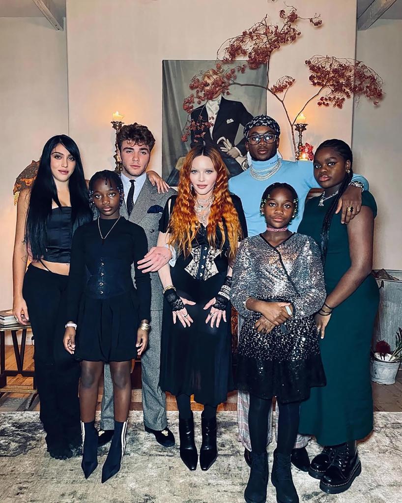 Madonna takes family photo with Lourdes, Rocco, David, Mercy, Stella and Estere