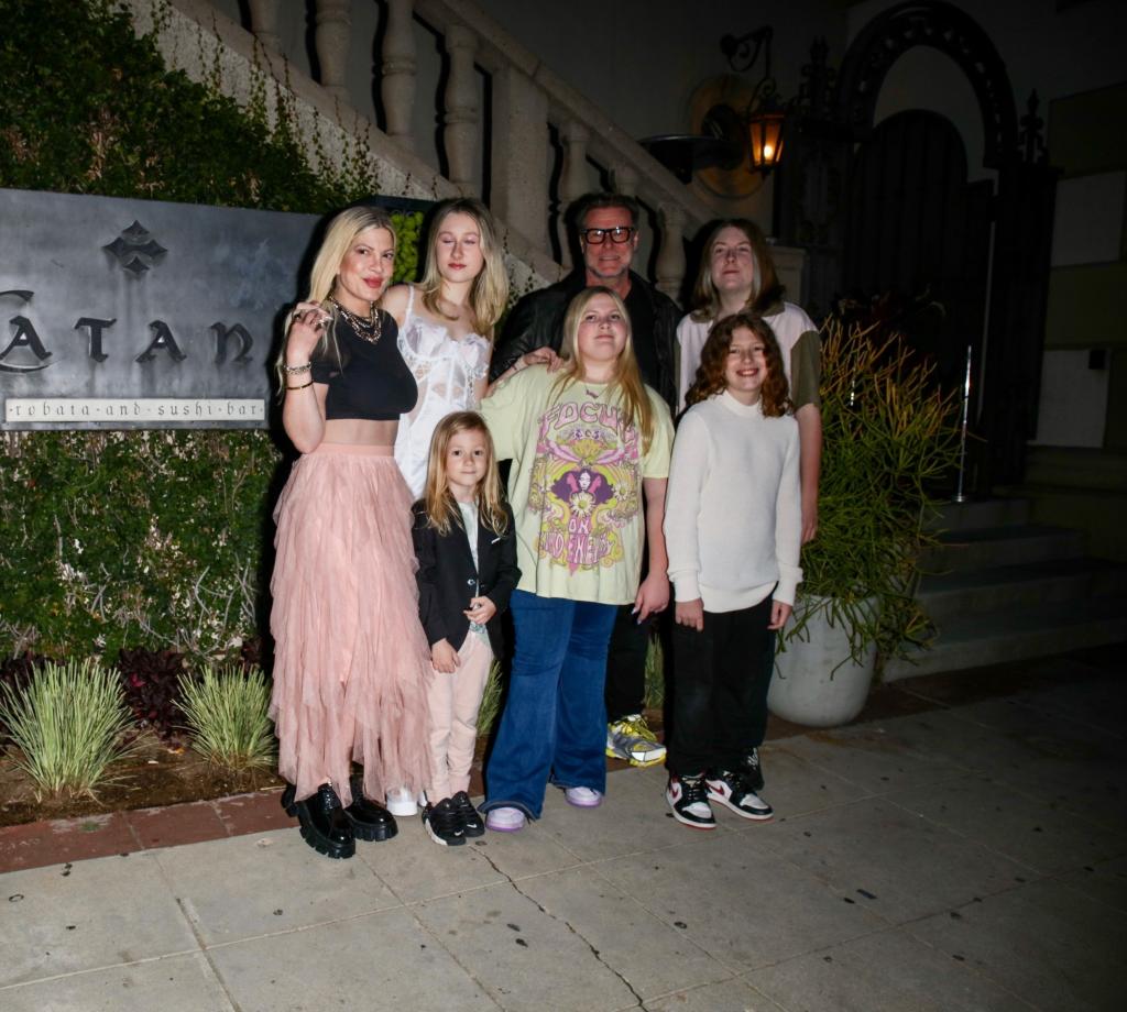 Tori Spelling, Dean McDermott and their kids