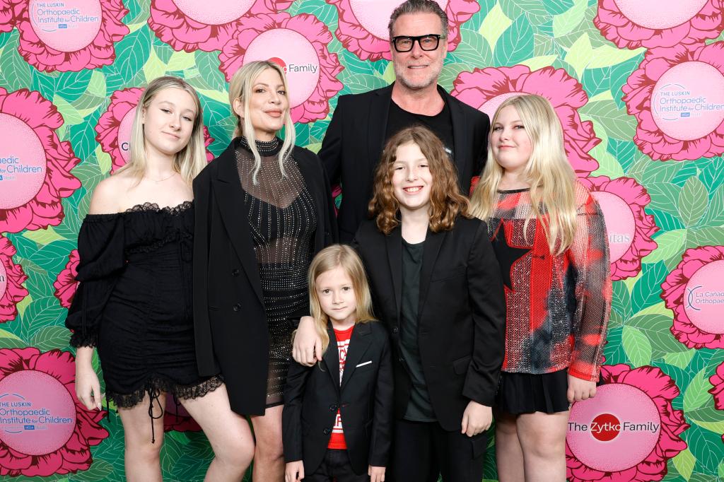 Stella Spelling, Tori Spelling, Beau Spelling, Dean McDermott, Finn Spelling, and Hattie Spelling