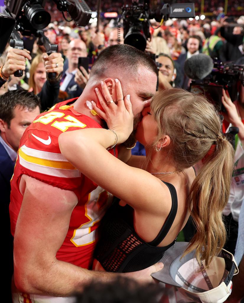 taylor swift kissing travis kelce on the football field after super bowl 2024 win