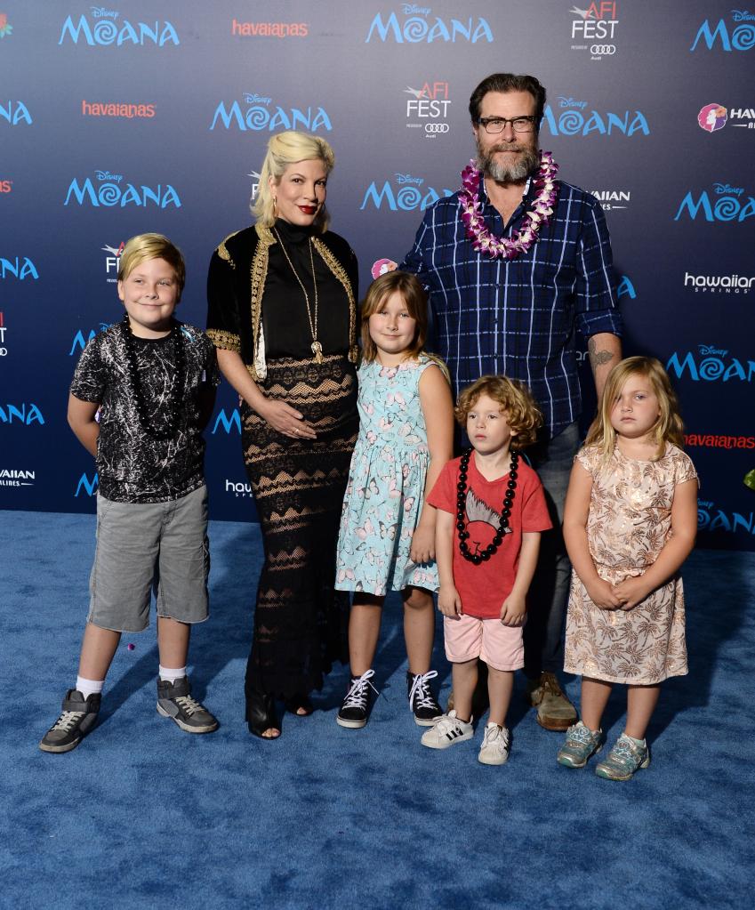 pregannt Tori Spelling and Dean McDermott  with four of their kids