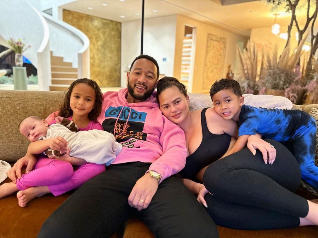 ohn Legend and Chrissy Teigen with their four kids