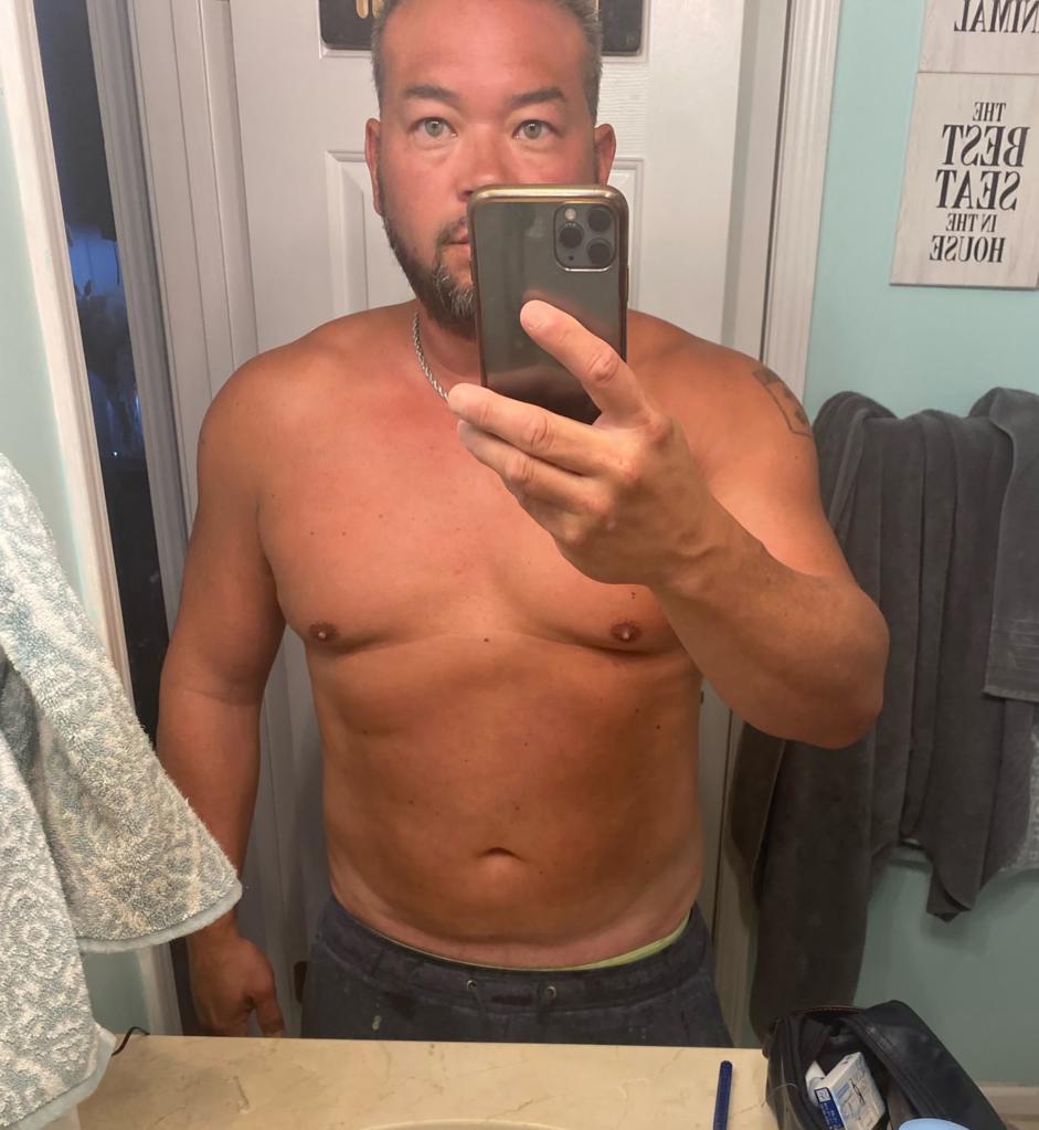 shirtless jon gosselin mirror selfie showing weight loss