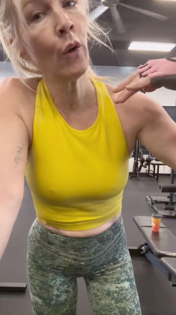 jennie garth gym selfie