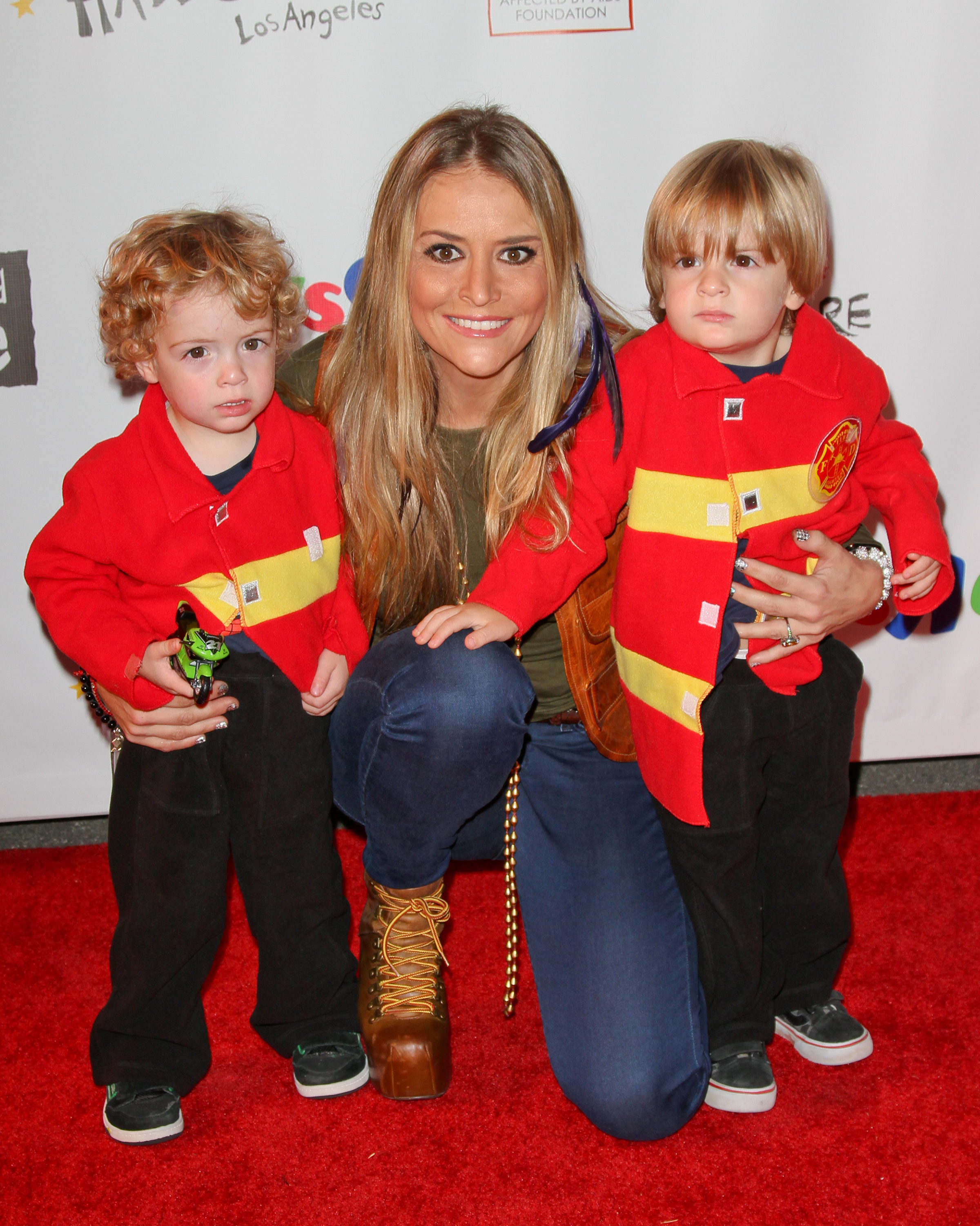 Brooke Mueller posing with her sons