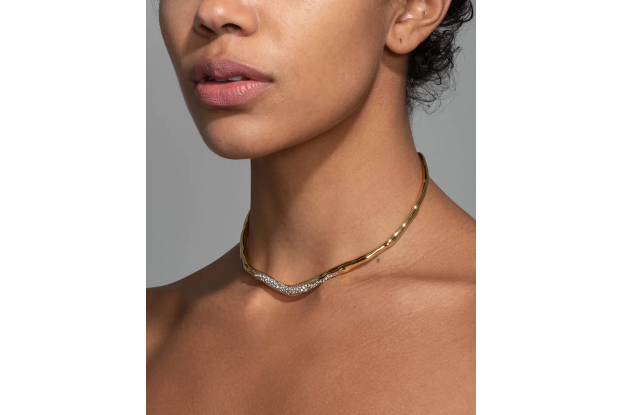 A model with a gold neckkace