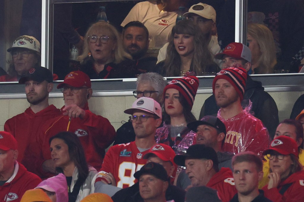 Taylor Swift, Andrea Swift and Donna Kelce at Monday's game