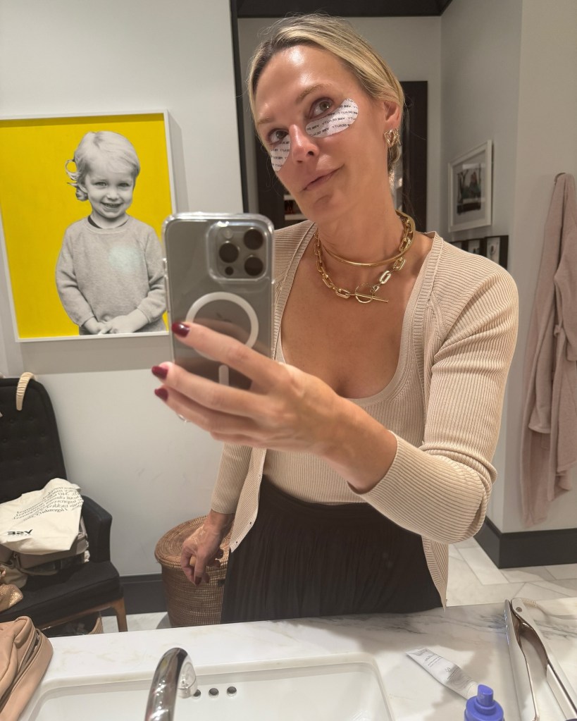 Molly Sims shows off her eye patches in a mirror snap.