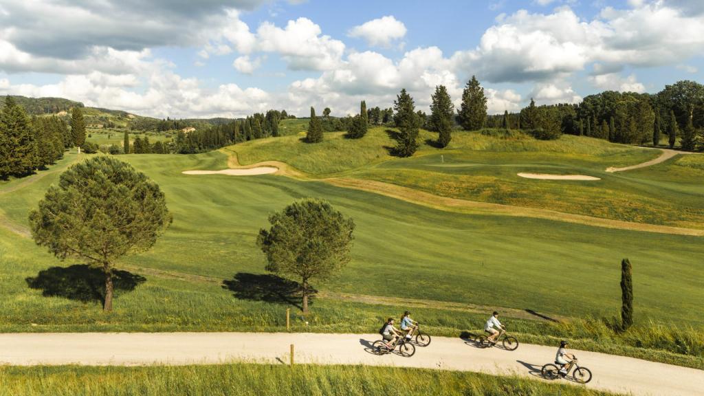 The Tuscan landscape as seen from Rakxa Wellness Castelfalfi.