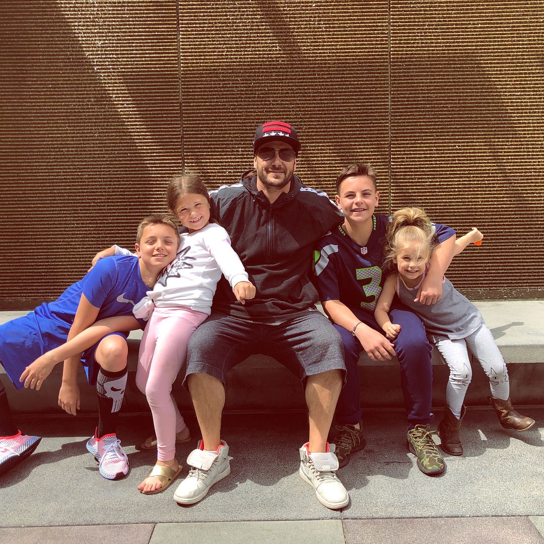 Kevin Federline with his kids.