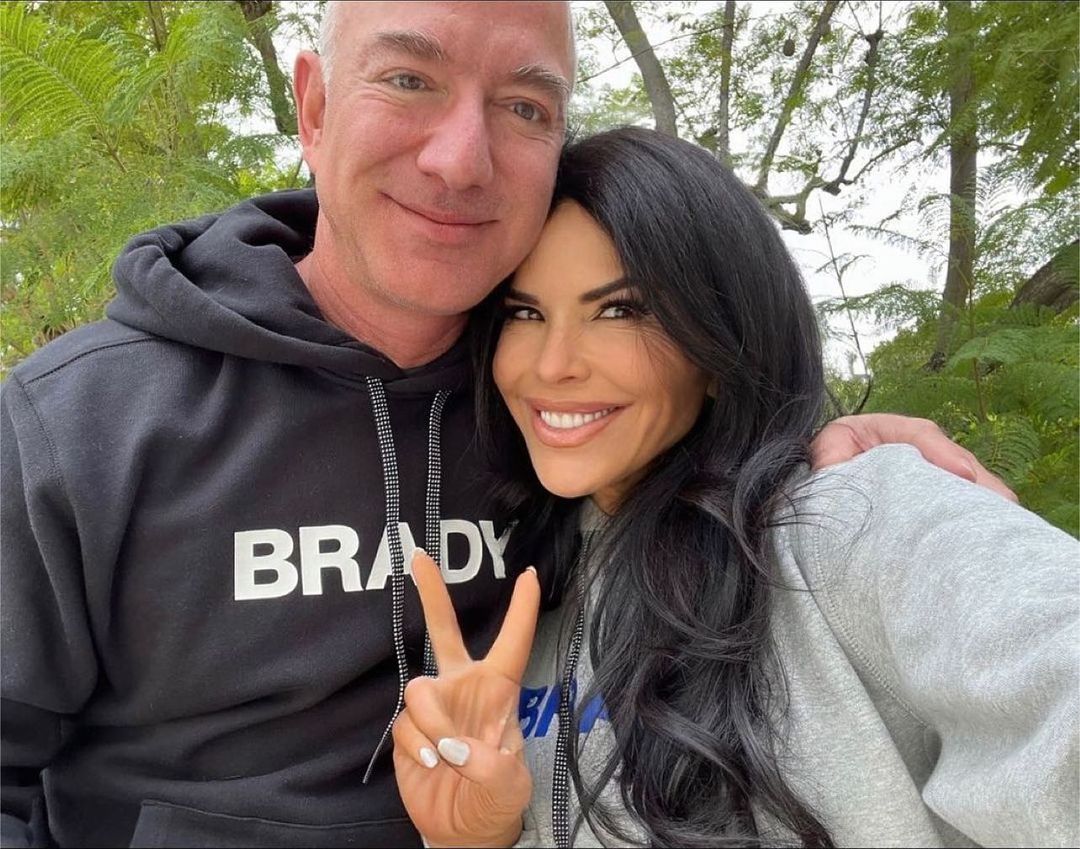 A selfie of Lauren Sánchez and Jeff Bezos.