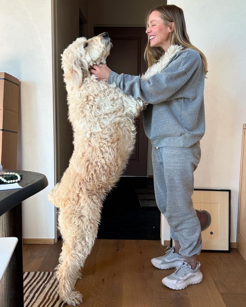 Kristen Bell poses with her cute pooch Mona.