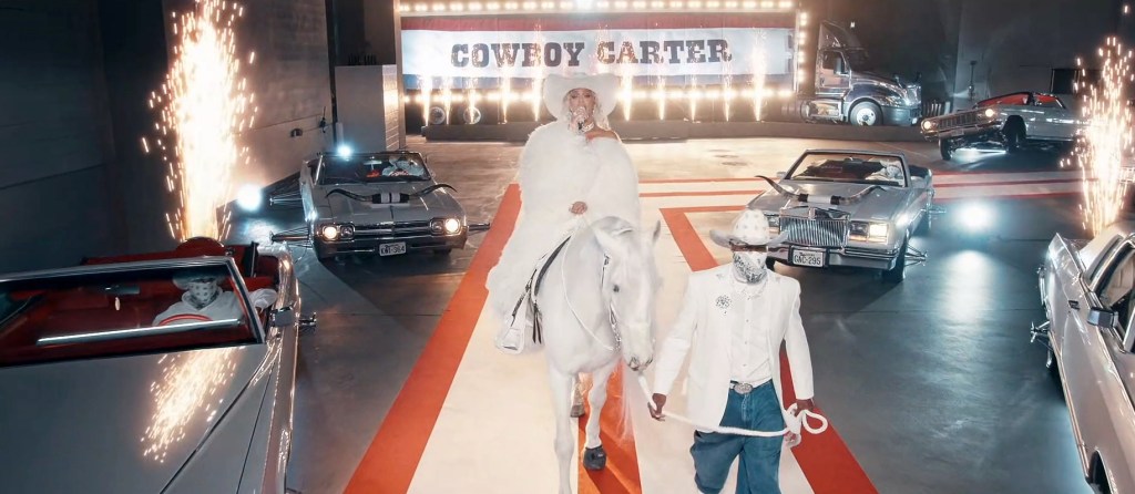 Beyoncé arriving on stage at NRG stadium