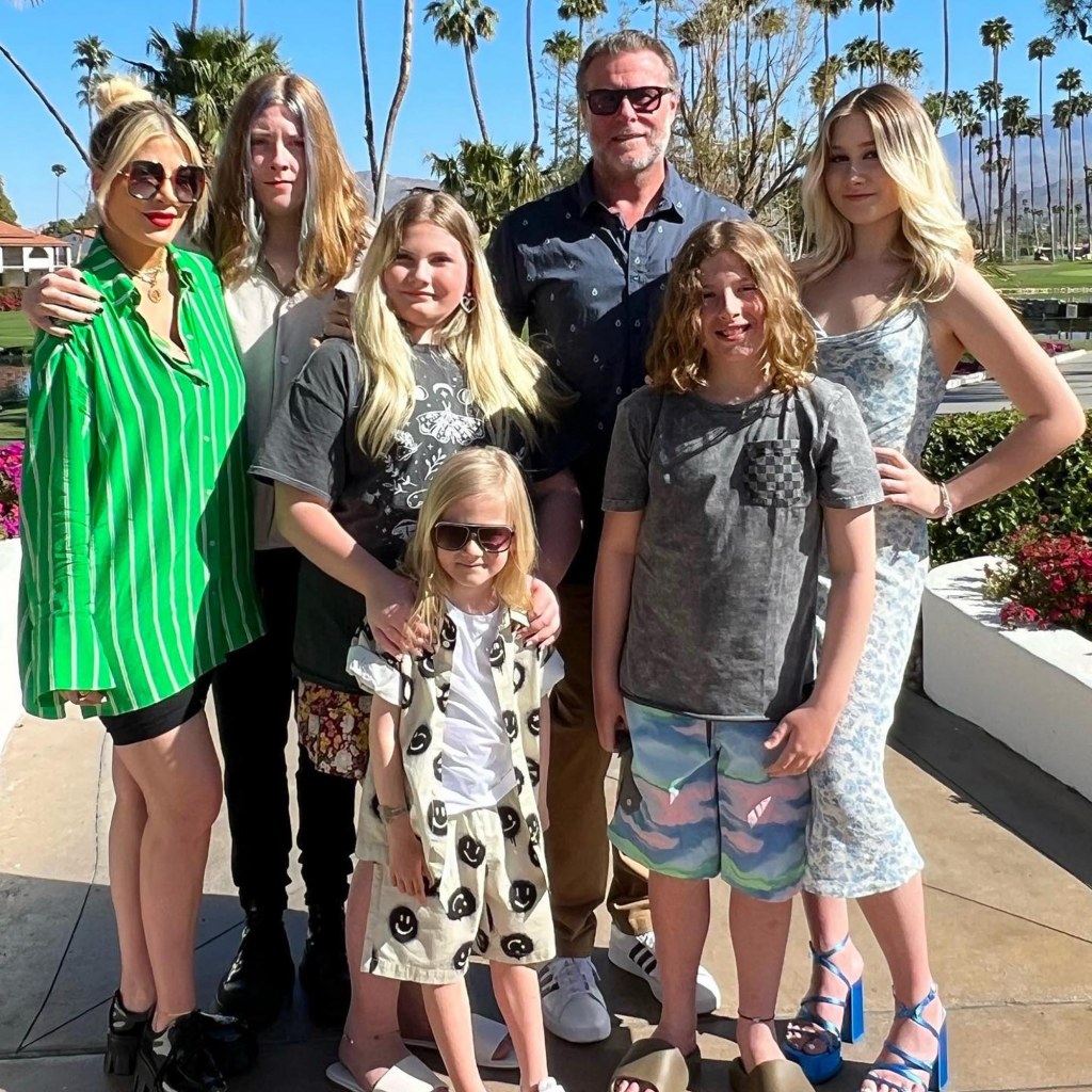 Dean McDermott with Tori Spelling and their kids