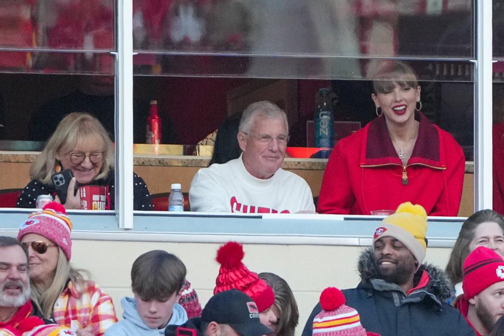 Taylor Swift and Donna Kelce at Friday's NFL game