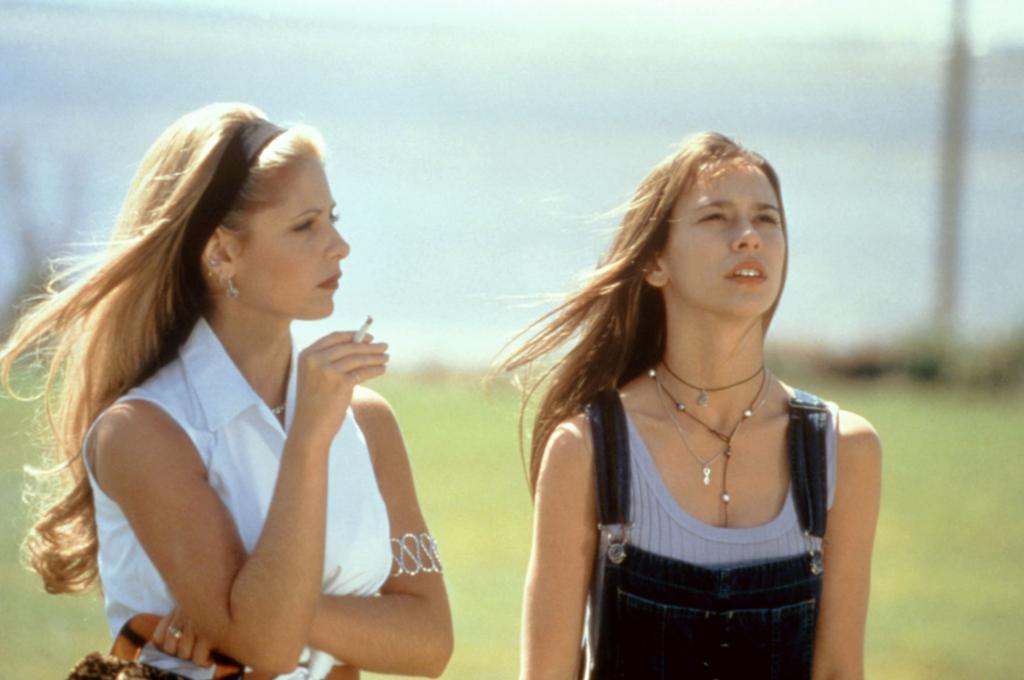 Sarah Michelle Gellar and Jennifer Love Hewitt in "I Know What You Did Last Summer"