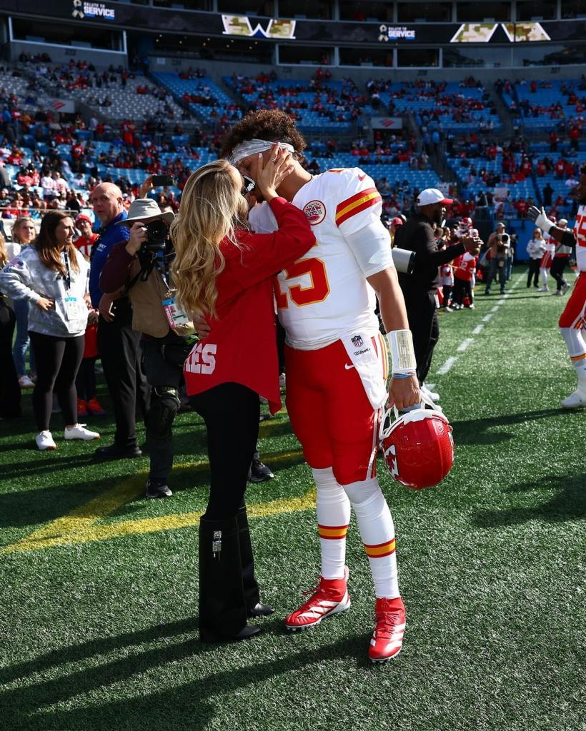 Patrick and Brittany Mahomes kissing. 