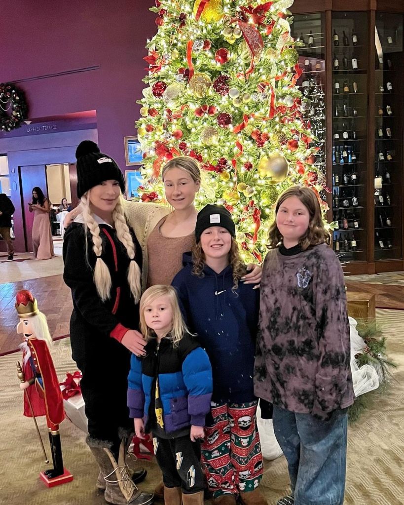 Tori Spelling with her kids